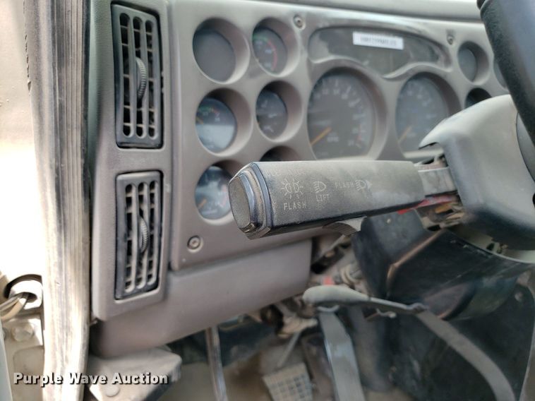 image for item LT9738 2002 Mack CH613  semi truck