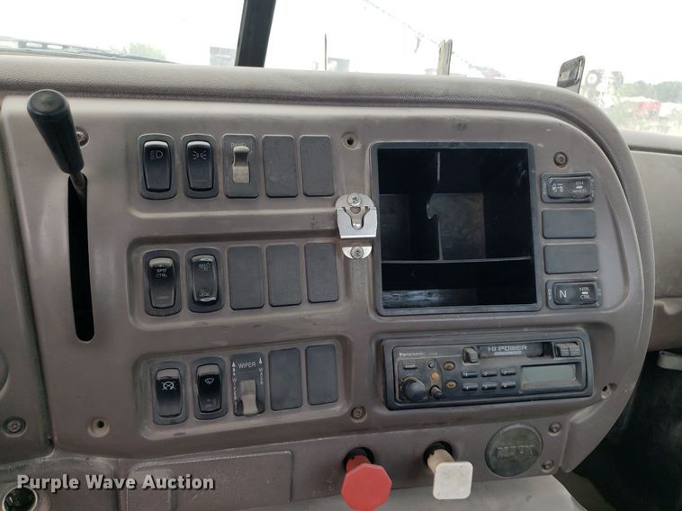 image for item LT9738 2002 Mack CH613  semi truck