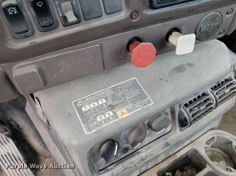 image for item LT9738 2002 Mack CH613  semi truck