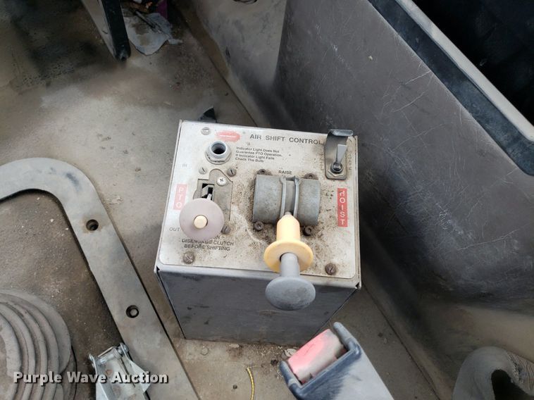 image for item LT9738 2002 Mack CH613  semi truck