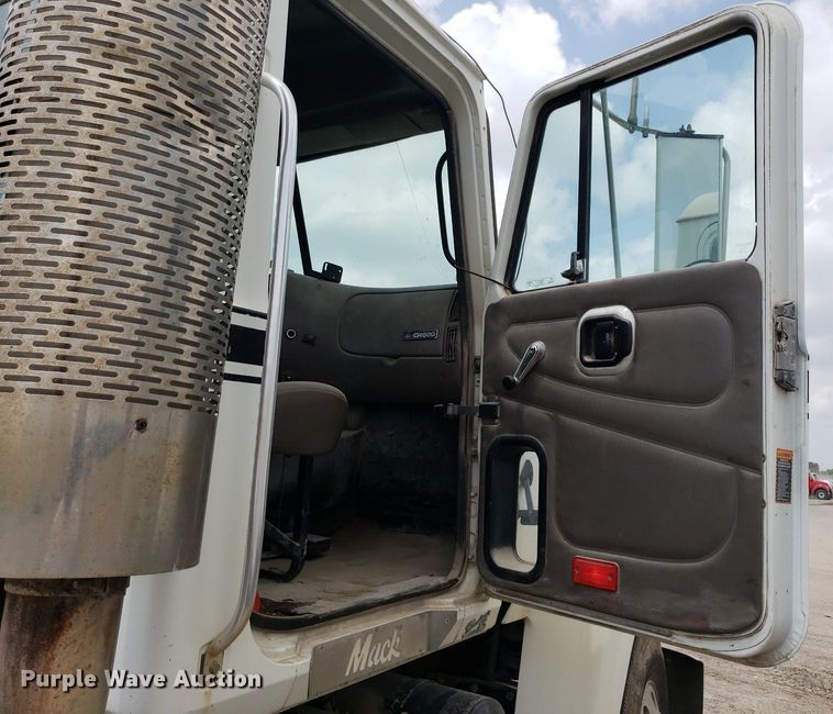 image for item LT9738 2002 Mack CH613  semi truck