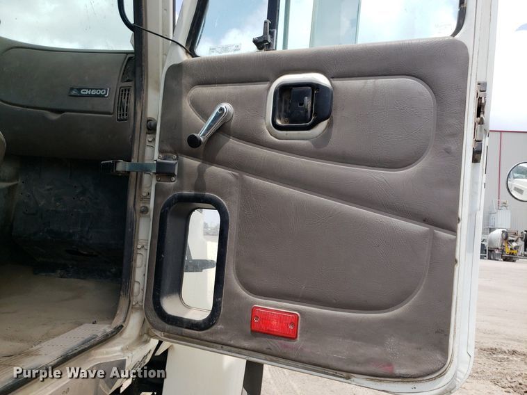 image for item LT9738 2002 Mack CH613  semi truck