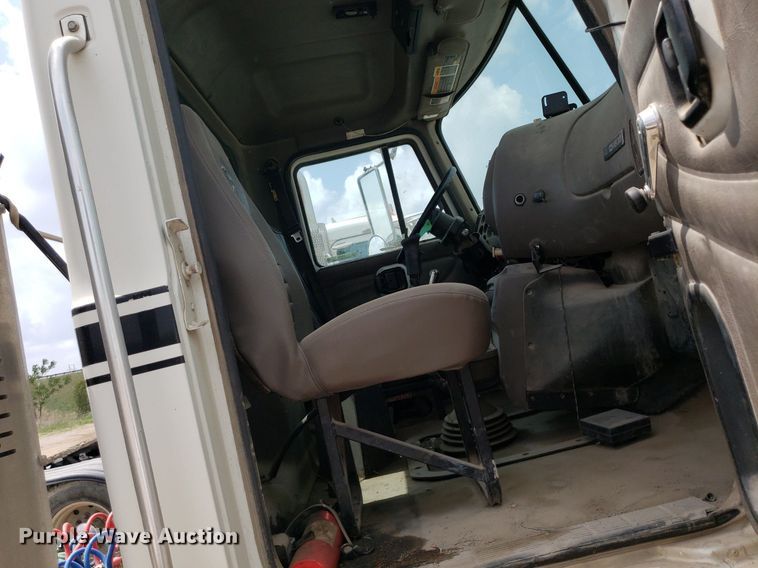 image for item LT9738 2002 Mack CH613  semi truck