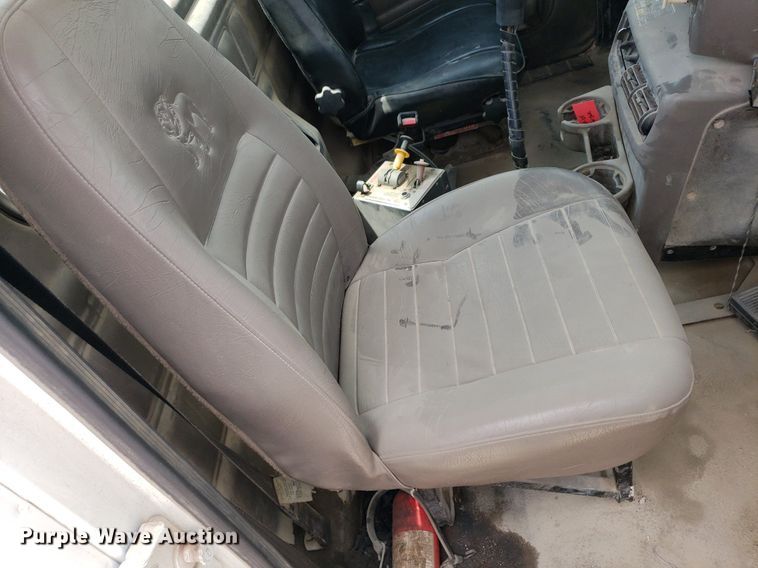 image for item LT9738 2002 Mack CH613  semi truck