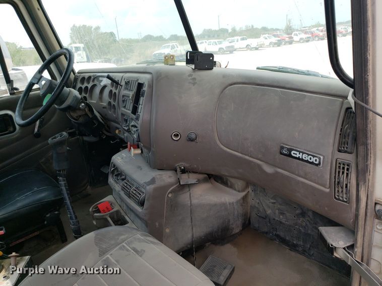 image for item LT9738 2002 Mack CH613  semi truck