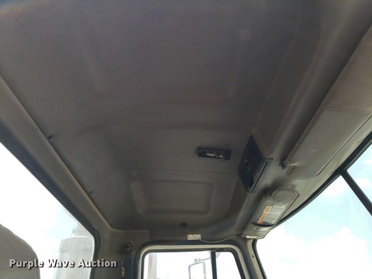 image for item LT9738 2002 Mack CH613  semi truck