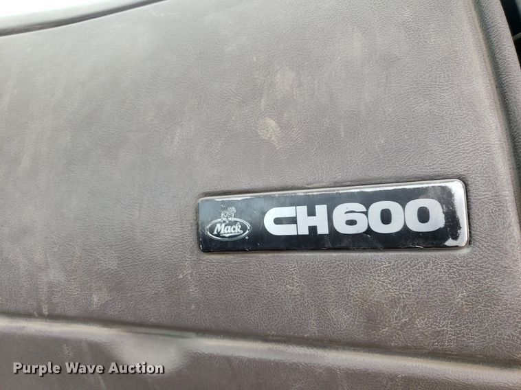 image for item LT9738 2002 Mack CH613  semi truck