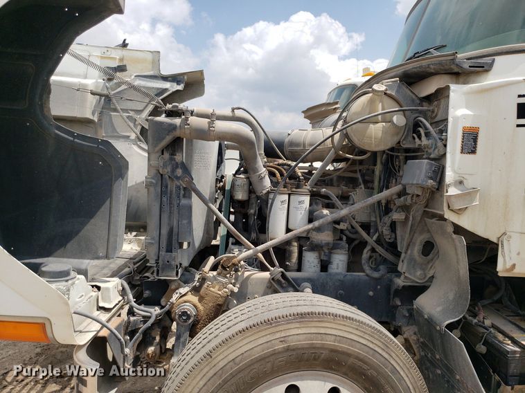 image for item LT9738 2002 Mack CH613  semi truck