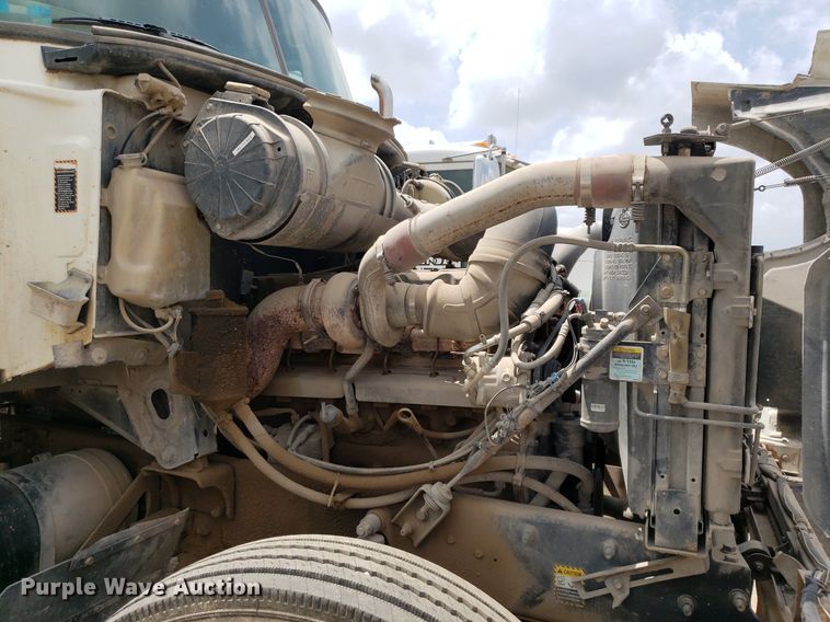 image for item LT9738 2002 Mack CH613  semi truck