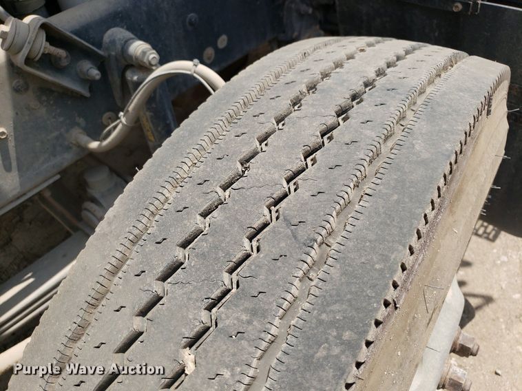 image for item LT9738 2002 Mack CH613  semi truck