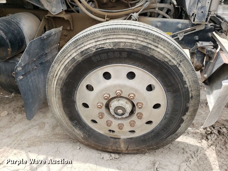 image for item LT9738 2002 Mack CH613  semi truck