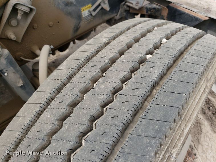 image for item LT9738 2002 Mack CH613  semi truck