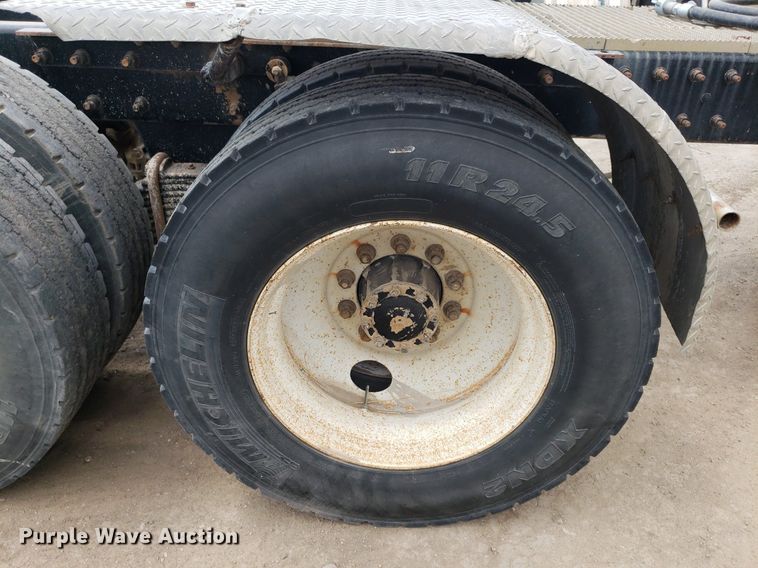 image for item LT9738 2002 Mack CH613  semi truck