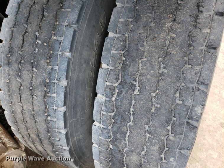 image for item LT9738 2002 Mack CH613  semi truck