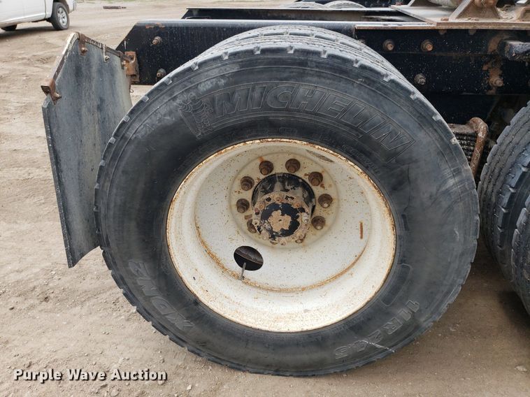 image for item LT9738 2002 Mack CH613  semi truck