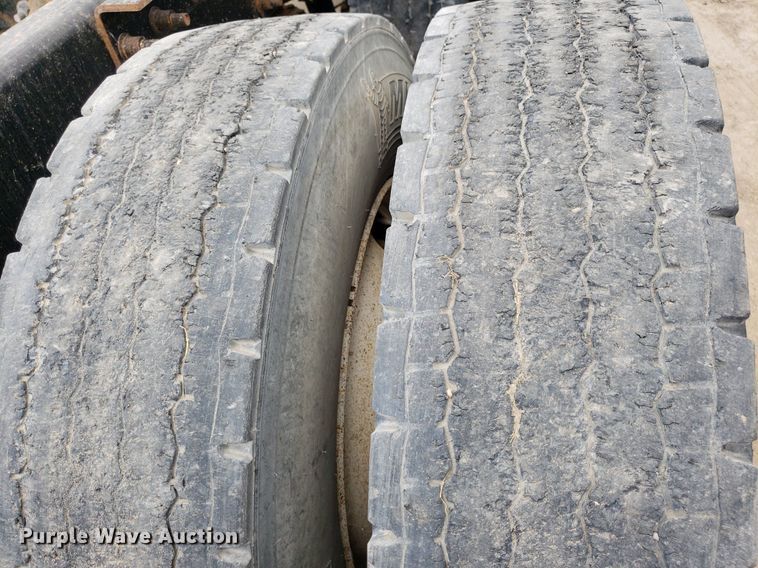 image for item LT9738 2002 Mack CH613  semi truck