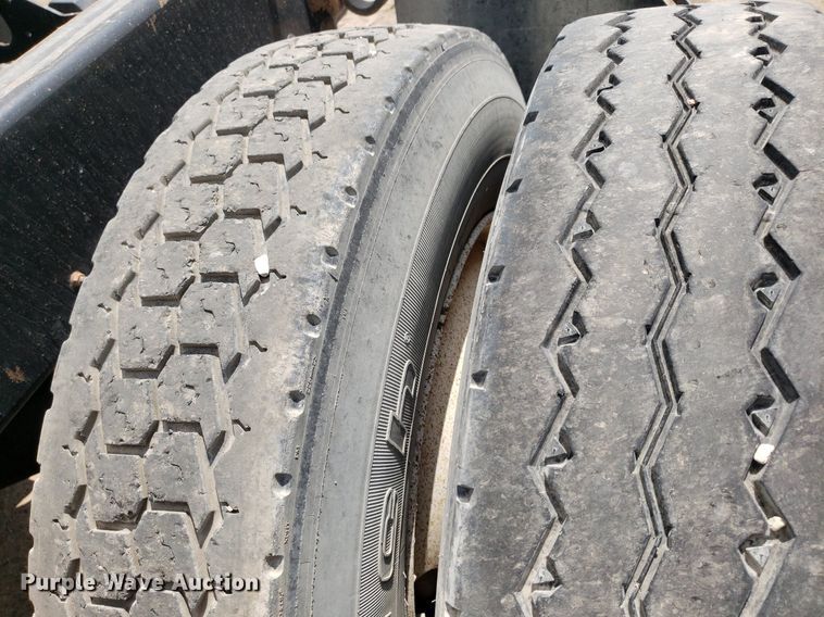 image for item LT9738 2002 Mack CH613  semi truck