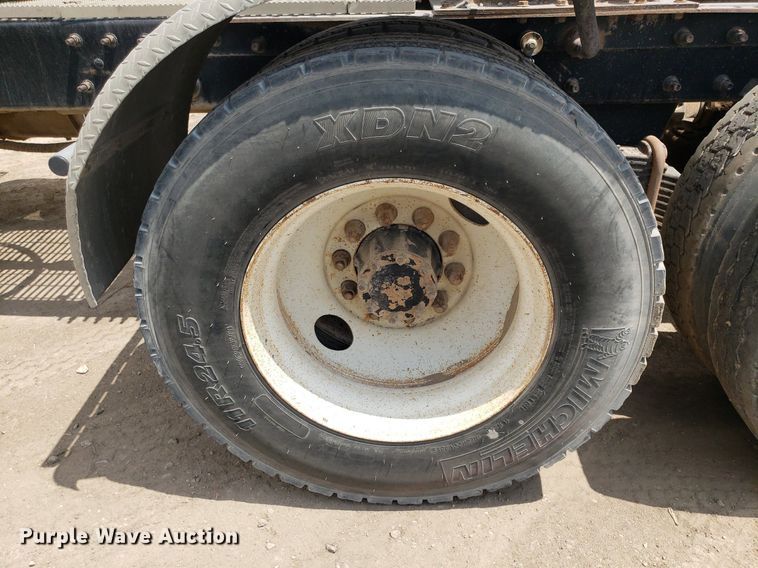 image for item LT9738 2002 Mack CH613  semi truck