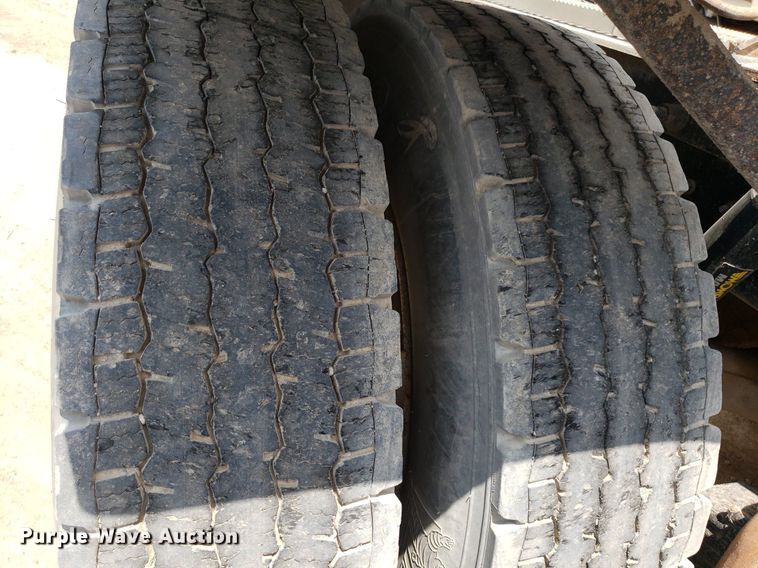 image for item LT9738 2002 Mack CH613  semi truck