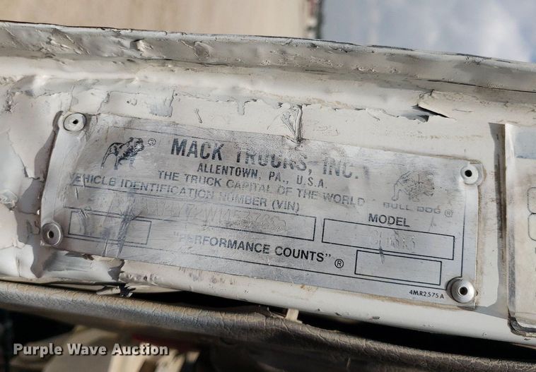 image for item LT9738 2002 Mack CH613  semi truck