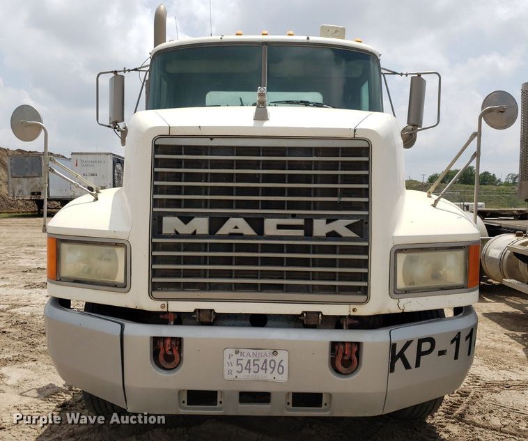 image for item LT9740 1999 Mack CH613  semi truck