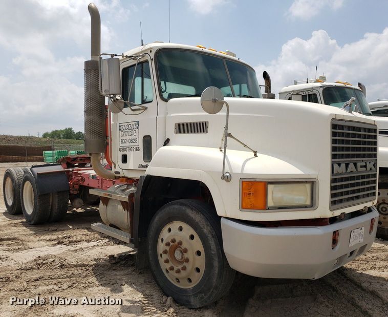image for item LT9740 1999 Mack CH613  semi truck