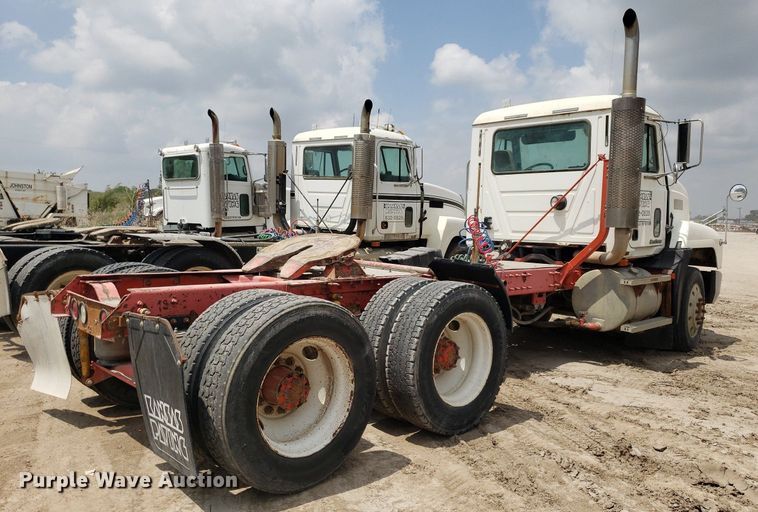 image for item LT9740 1999 Mack CH613  semi truck