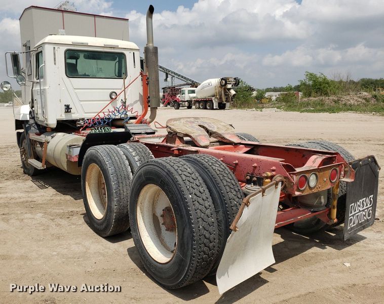 image for item LT9740 1999 Mack CH613  semi truck