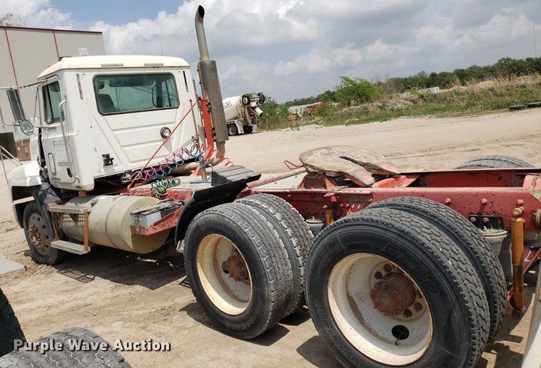 image for item LT9740 1999 Mack CH613  semi truck