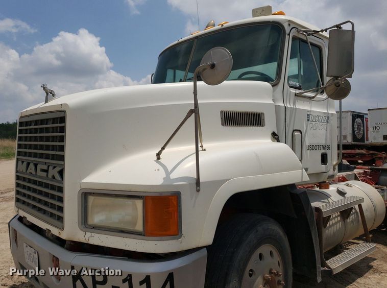 image for item LT9740 1999 Mack CH613  semi truck