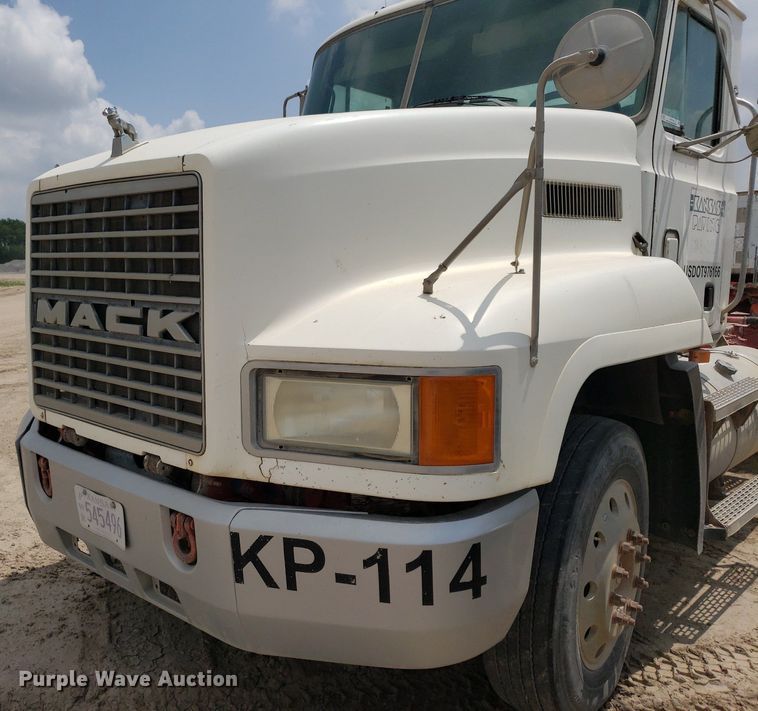image for item LT9740 1999 Mack CH613  semi truck