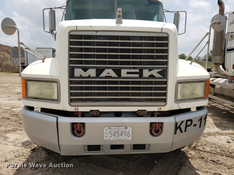 image for item LT9740 1999 Mack CH613  semi truck