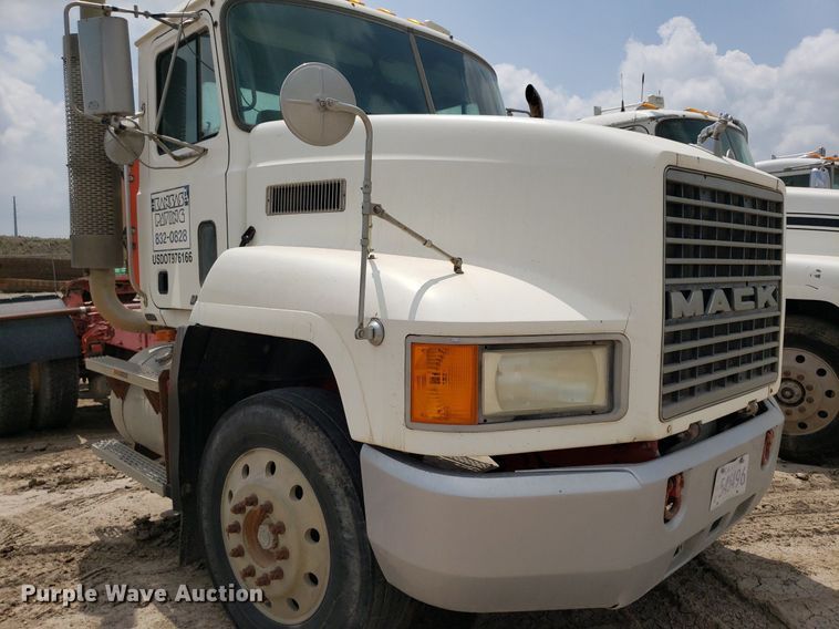 image for item LT9740 1999 Mack CH613  semi truck