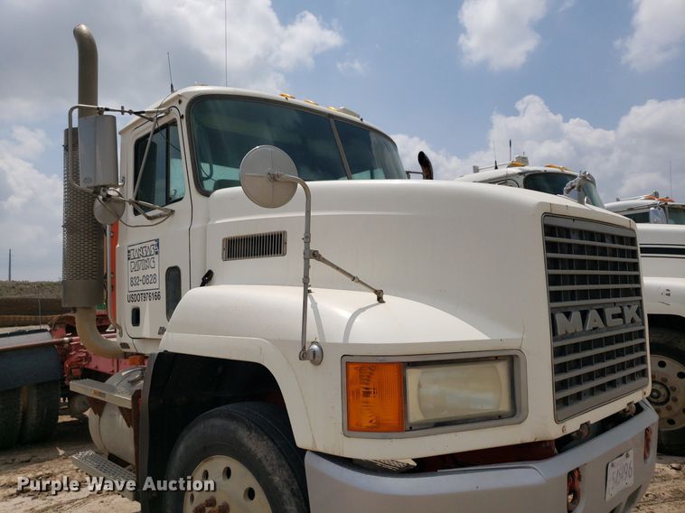 image for item LT9740 1999 Mack CH613  semi truck