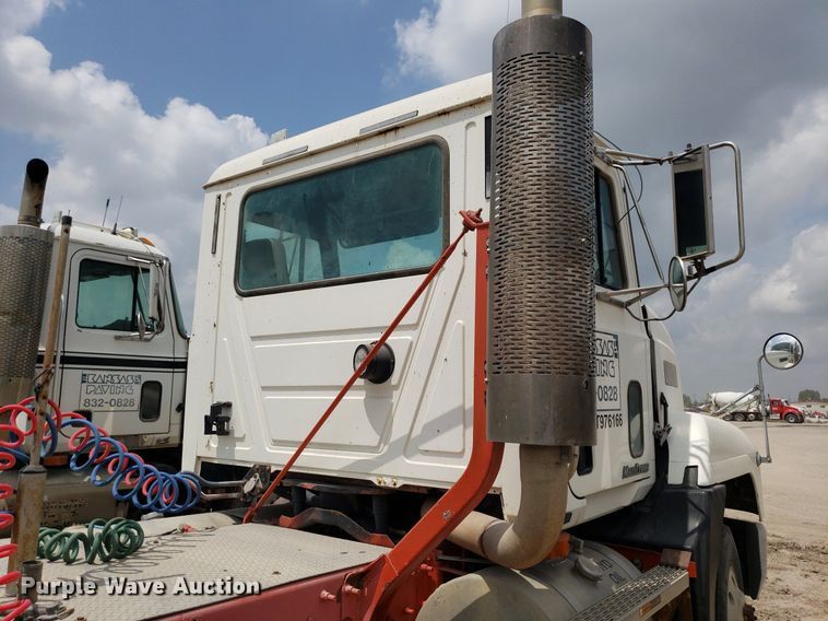 image for item LT9740 1999 Mack CH613  semi truck