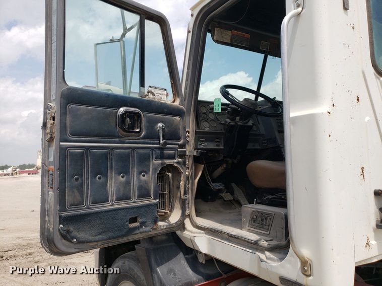 image for item LT9740 1999 Mack CH613  semi truck