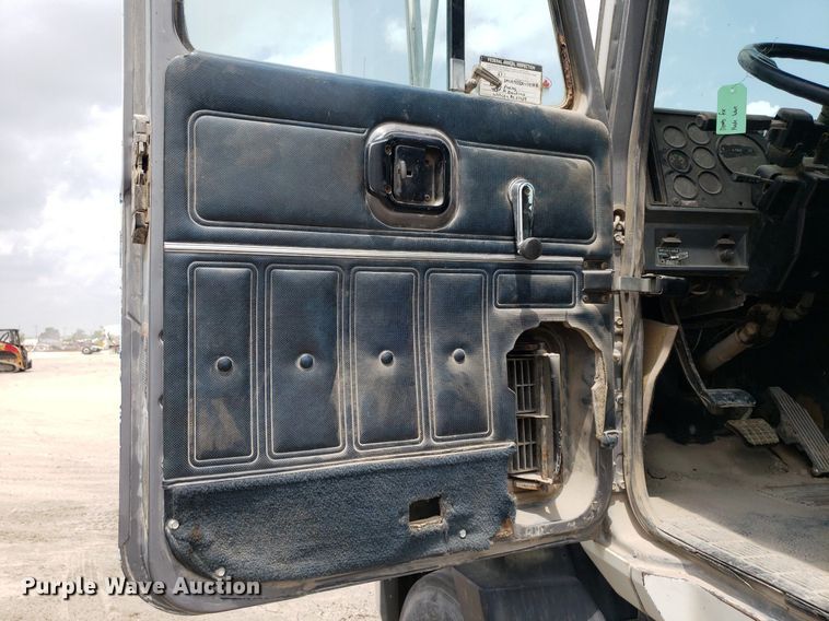 image for item LT9740 1999 Mack CH613  semi truck