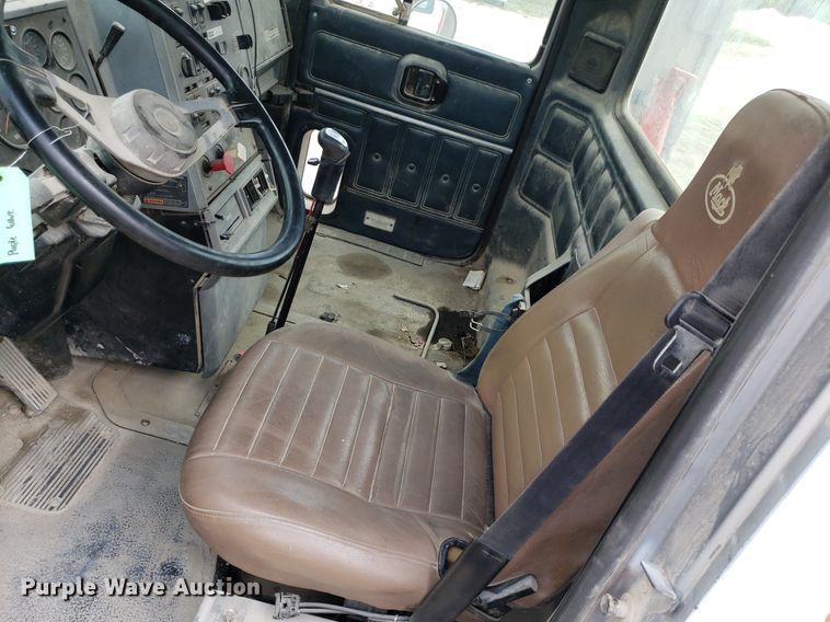 image for item LT9740 1999 Mack CH613  semi truck