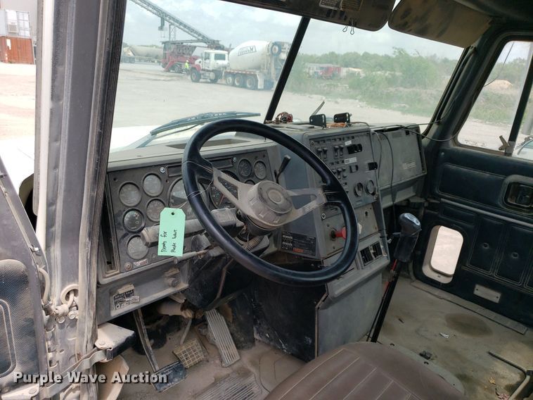 image for item LT9740 1999 Mack CH613  semi truck