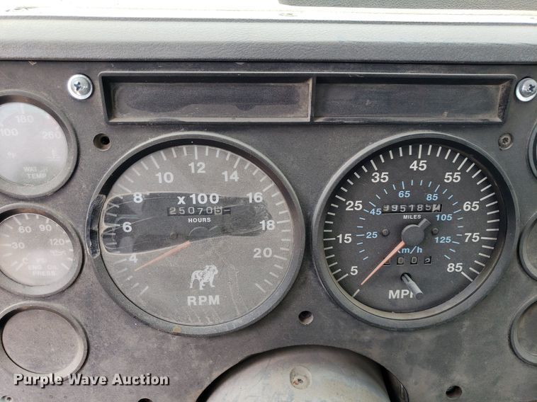 image for item LT9740 1999 Mack CH613  semi truck