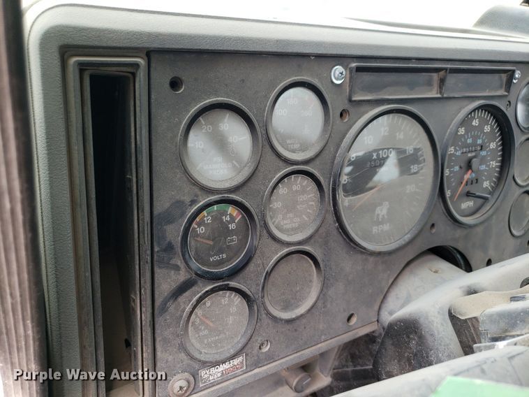 image for item LT9740 1999 Mack CH613  semi truck