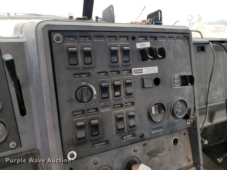 image for item LT9740 1999 Mack CH613  semi truck