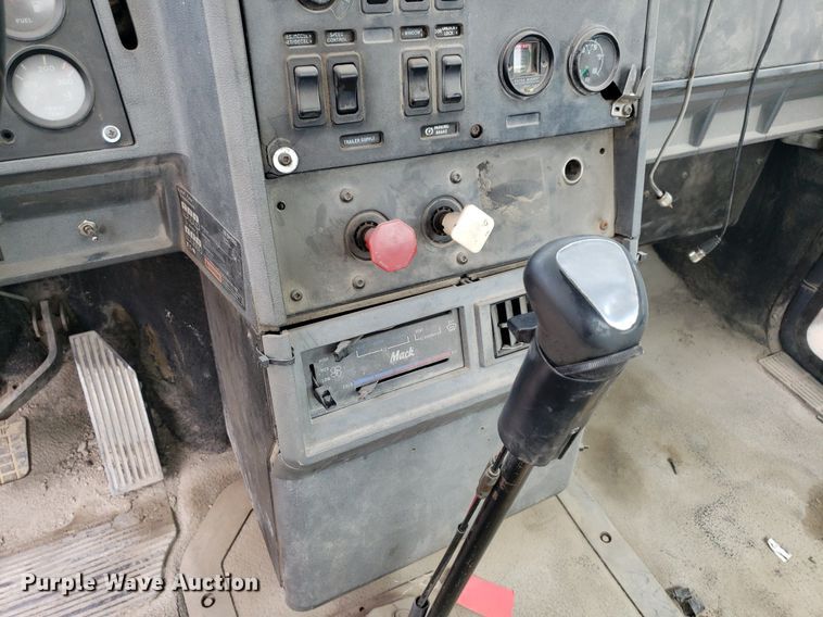 image for item LT9740 1999 Mack CH613  semi truck