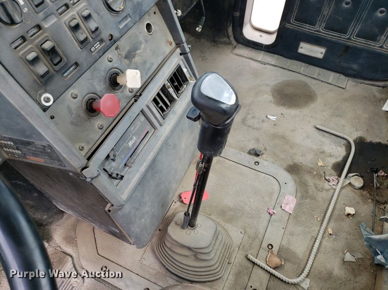 image for item LT9740 1999 Mack CH613  semi truck