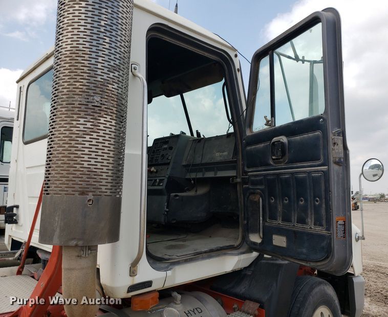 image for item LT9740 1999 Mack CH613  semi truck