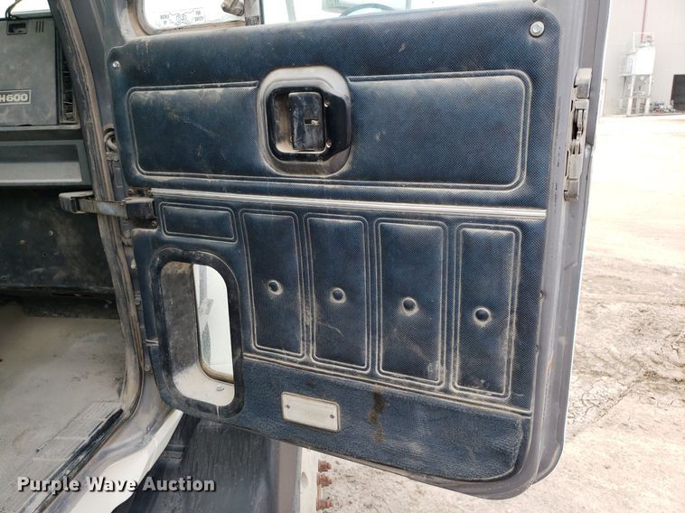 image for item LT9740 1999 Mack CH613  semi truck