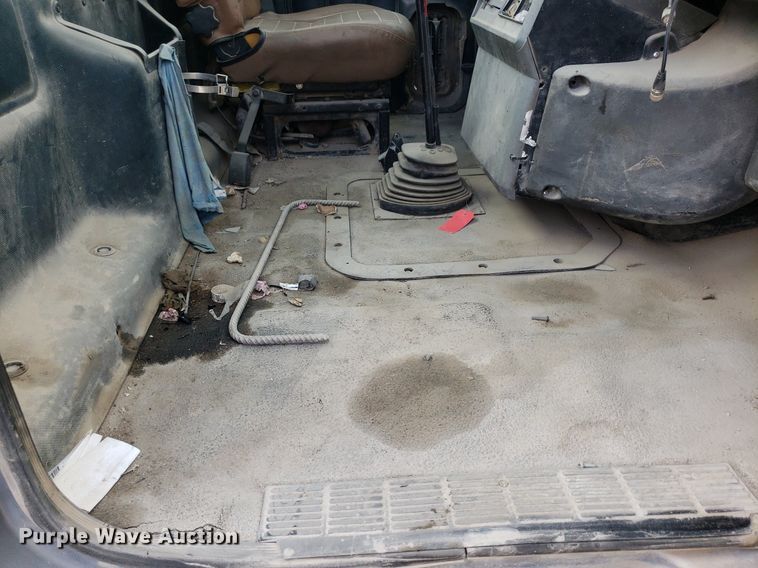 image for item LT9740 1999 Mack CH613  semi truck