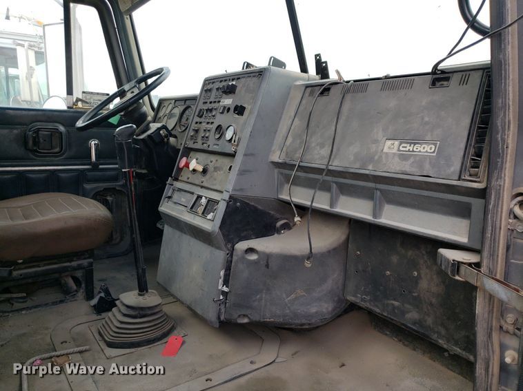 image for item LT9740 1999 Mack CH613  semi truck