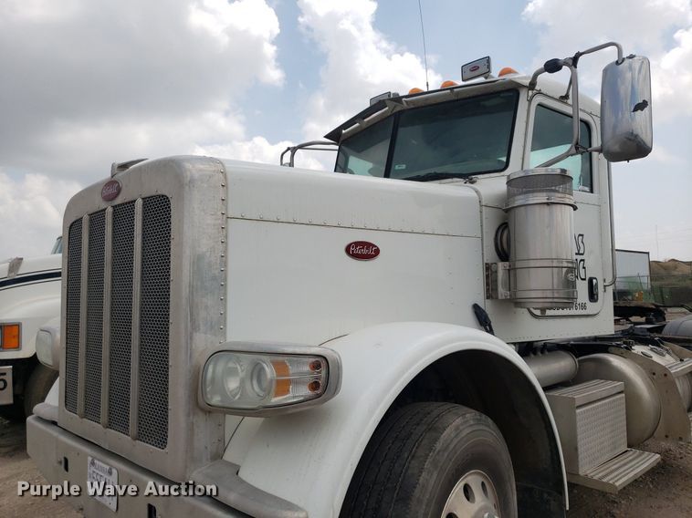 image for item LT9747 2013 Peterbilt 388  semi truck