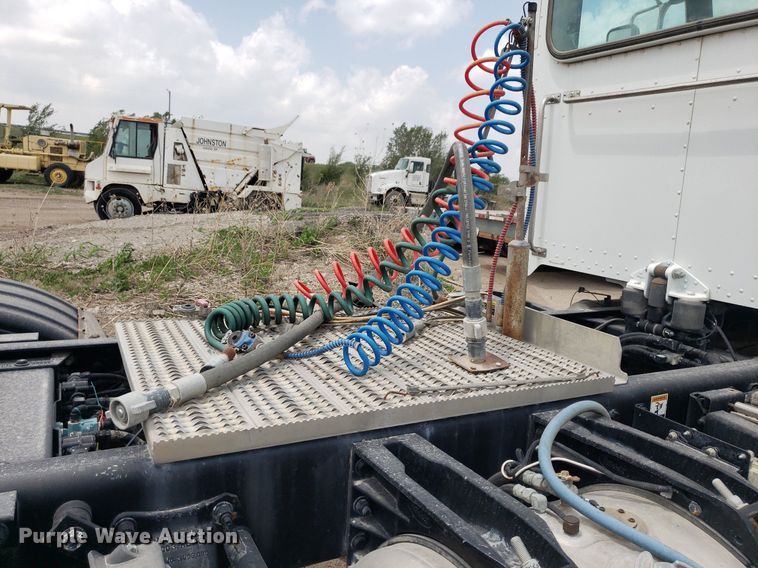 image for item LT9747 2013 Peterbilt 388  semi truck